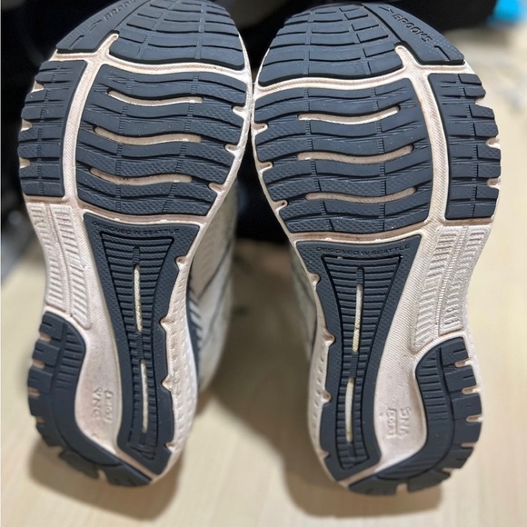 Brooks GTS 19 Stability Shoe - Picture 2 of 4